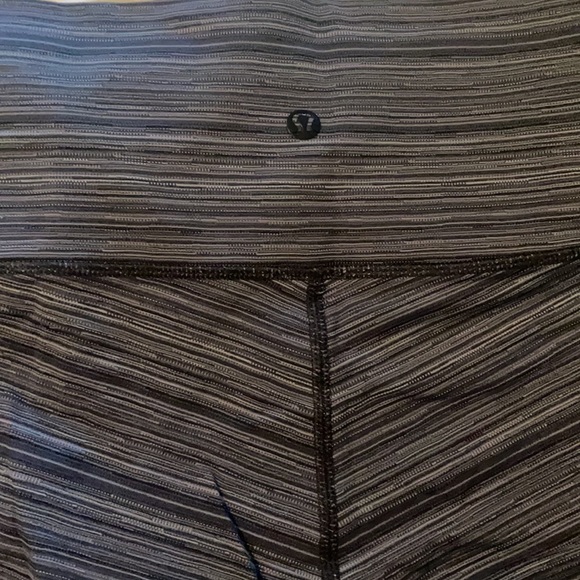 Grey and black striped Lululemon crops - Picture 4 of 4